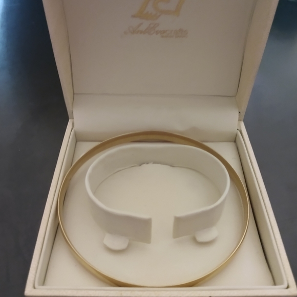 10K Solid gold bangle bracelet - Picture 3 of 6